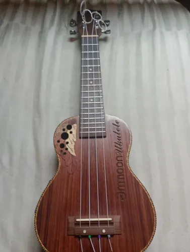 Ukelele eletrico