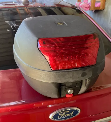 Baú para moto, não tem a base. 28 Lt