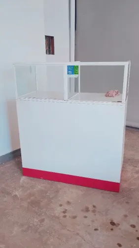 Balcão vitrine e prateleira com divisórias de vidro