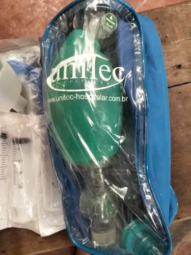 Tenho de um. Ambu e outros materiais para pessoas que precisam  de materiais hospitalares 