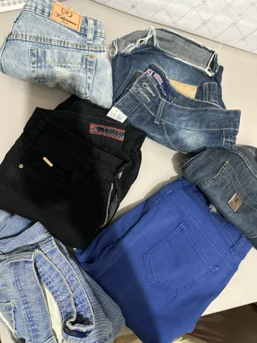 Vários jeans 