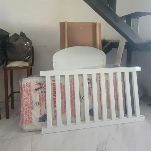 Berço branco e cerdadinho infantil