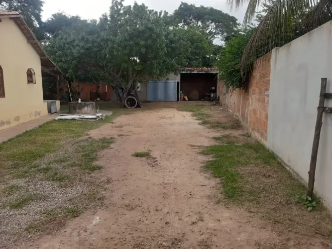 Casa com bastante terreno livre