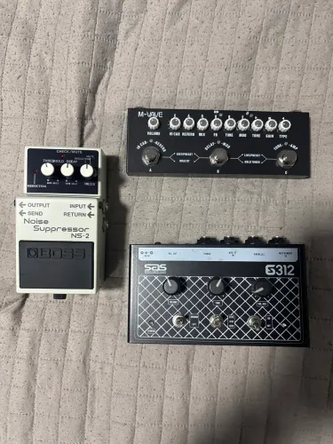 Pedaleiras para guitarra: cube baby, noise supressor Boss, simulador de gabinete sas 312