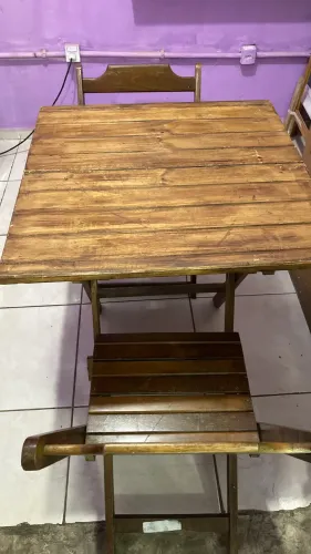Venda de 4 jogos de mesa e cadeiras de madeira