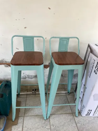 Banquetas de ferro e madeira