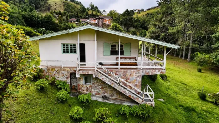 Casa com varanda e terreno amplo no Passos da Mantiqueira