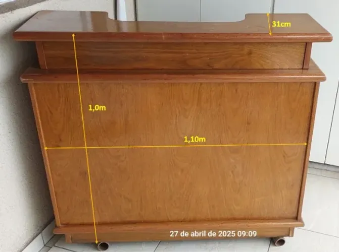 Barzinho (balcão + uma prateleira de parede para garrafas e taças, espelhada)