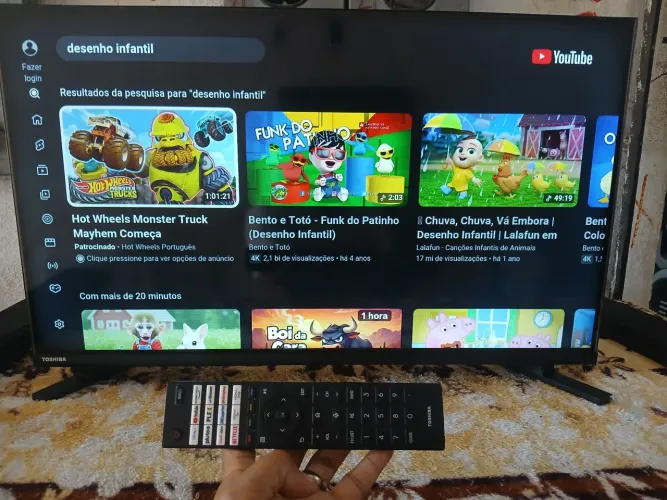 TV TOSHIBA 32 POLEGADAS SMART WIFI VAI COM CONTROLE E PEZINHO FUNCIONANDO PERFEITAMENTE 
