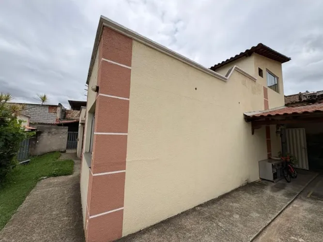 EXCELENTE CASA A VENDA NO BAIRRO LARANJEIRAS EM BETIM.