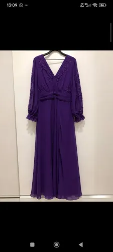 Vestido roxo, bordado com pedrarias