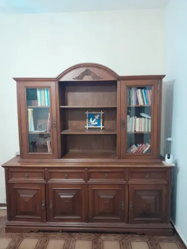 Cristaleira de Madeira Estilo Colonial com Balcão Buffet (Desmonta em 2 Partes)