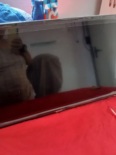 Tv com tela trocada para retirar peças