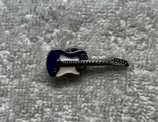 PIN, Botton Guitarra em metal prateado com pintura azul