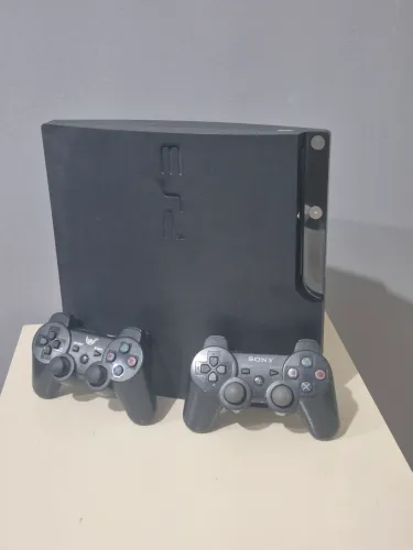 Ps3 super slim 500gb 2 controles + 10 jogos + garantia aceitamos cartão 12x