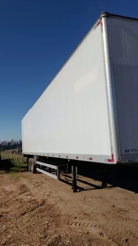 Carreta baú 30 paletes assoalho chapa xadrez