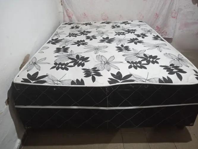 Cama box casal de molas em boas condições