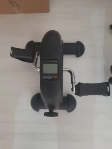 Mini bicicleta Ergométrica para pedalar sentado na cadeira ou sofá