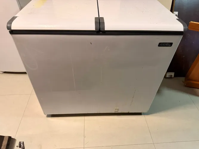 Freezer esmaltec 220V com marcas de uso