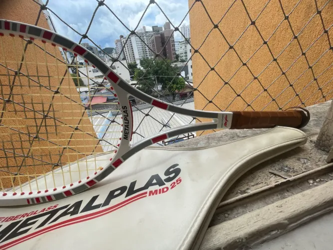Raquete de tênis antiga anos 90  relíquia ..