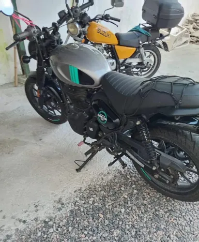 VENDE-SE MOTO ANO 2024 ROYAL ENFILD 35O CILINDRADAS COM APENAS 429 KM RODADOS.