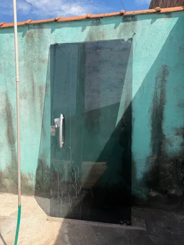Vende-se uma porta de vidro 0,96x2,09 mts