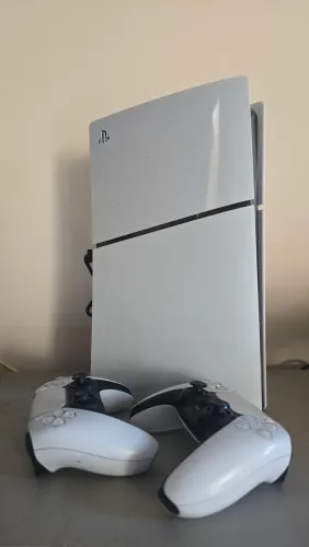 PlayStation 5 slim com jogos mídia digital.