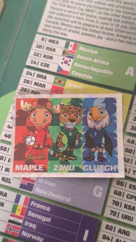 Figurinha holográfica. Oficial Panini com os três Mascotes da Copa do Mundo 2026