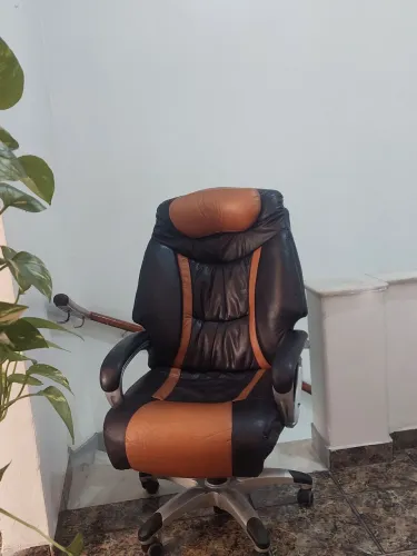 Cadeira-Poltrona Gamer --Boa sustentação de peso -- pouco uso