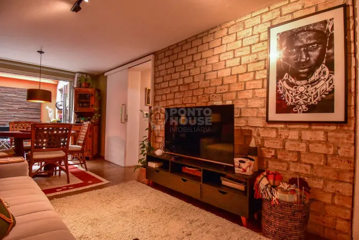 Casa residencial totalmente mobiliado, suíte, living, área gourmet e 1 vaga