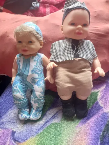 Vendo duas bonecas