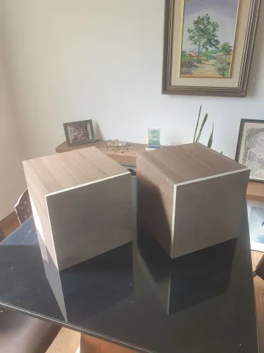 2 nichos de parede com porta quadrado