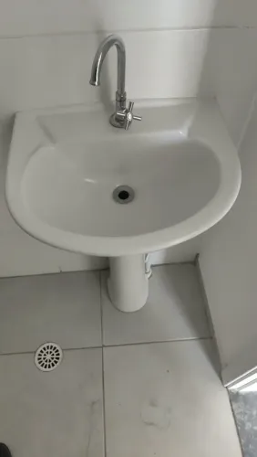 Pia de banheiro com coluna