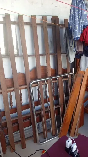 Cama de casal em madeira