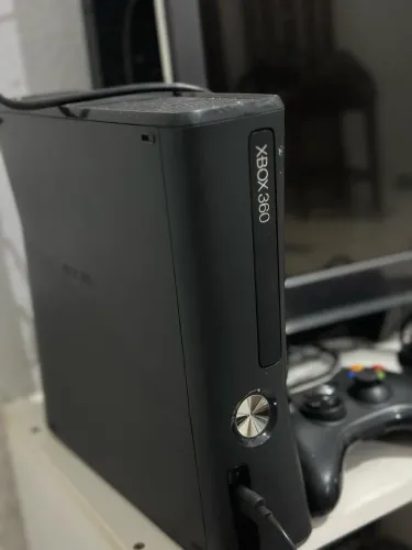 Xbox 360 Slim DESBLOQUEADO - 500 GB + 2 controles e jogos