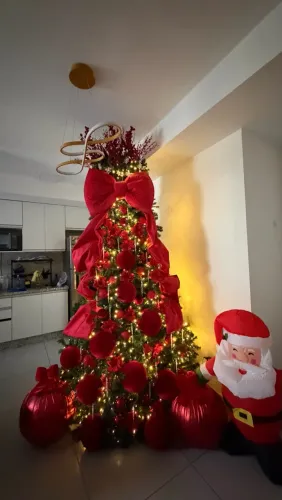 Árvore de Natal completa com boneco papai Noel