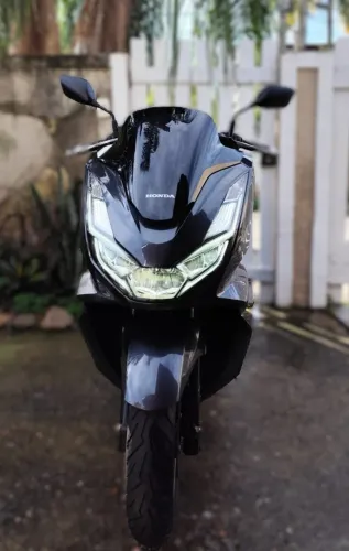 Honda PCX 160 ABS 2024, cor cinza, apenas 6.800 km rodados.