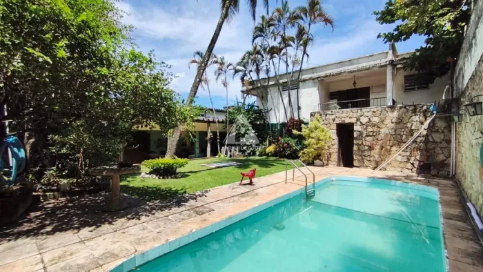 Casa exclusiva à venda entre Santa Teresa e Laranjeiras, com 374m² com 5 quartos, piscina