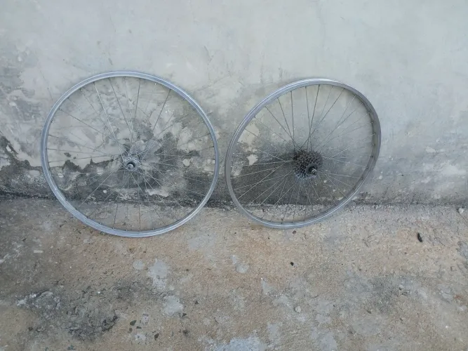 Aro 24 de bicicleta dianteiro e traseiro.