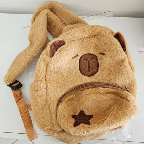 Mochila pequena pelúcia de capivara 