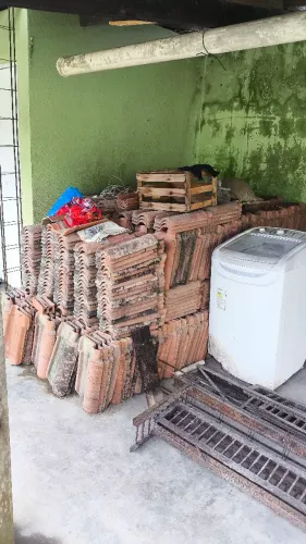 Mil (1000) Telhas de alvenaria tipo portuguesa.