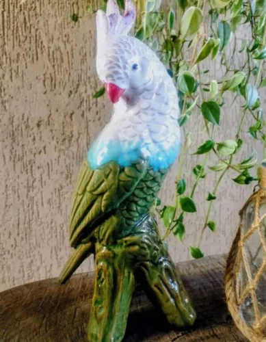 Cacatua em cerâmica vidrificada