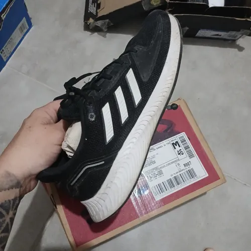 Tênis Adidas