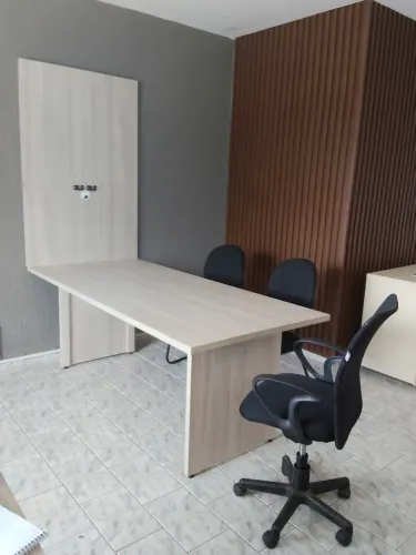 Mesa de Reunião com painel para Tv