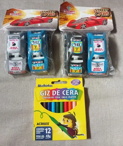 Kit com Giz de Cera e dois pacotes de carrinhos Street CARS