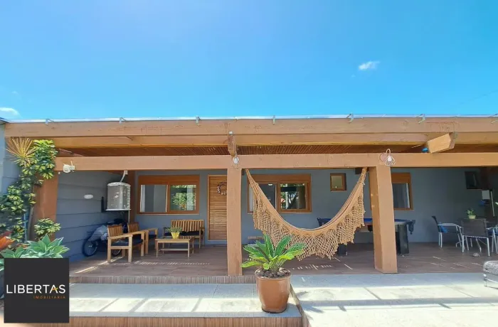 Casa com 04 dormitórios e piscina na praia de Imbé/ RS.