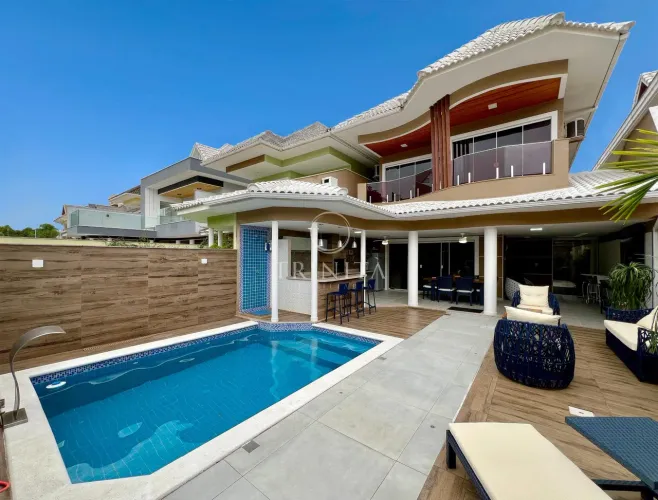 GREEN PLACE: CASA DUPLEX REFORMADA E MODERNIZADA, COM 4 QUARTOS.