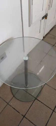 Mesinha de canto em vidro e metal