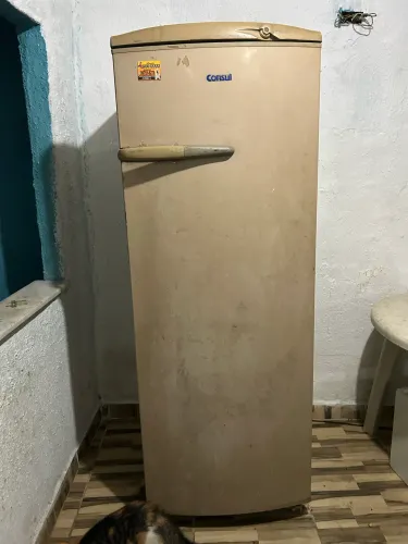GELADEIRA CONSUL GELANDO MUITO