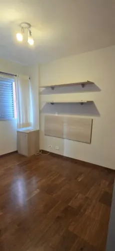 Conjunto prateleiras, cabeceira de cama e mesa de cabeceira